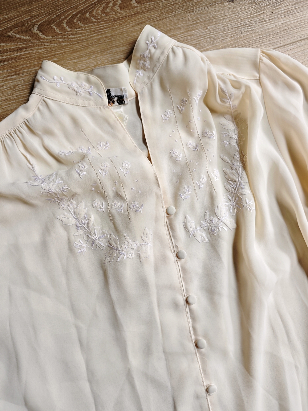 Vintage Elite Tradition Women's Cream Embroidered Button-Front gauze blouse